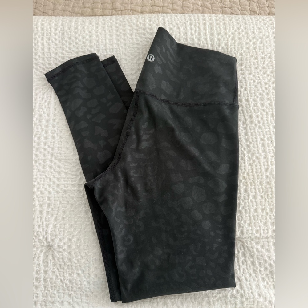 Lululemon Athletica Black Camo leopard Leggings size 6 23 inch